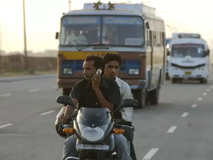 Speaking on mobile while driving is not a crime; Kerala High Court's result | वाहन चालविताना मोबाइलवर बोलणे हा गुन्हा नाही; केरळ हायकोर्टाचा निकाल Speaking on mobile while driving is not a crime; Kerala High Court's result | वाहन चालविताना मोबाइलवर बोलणे हा गुन्हा नाही; केरळ हायकोर्टाचा निकाल