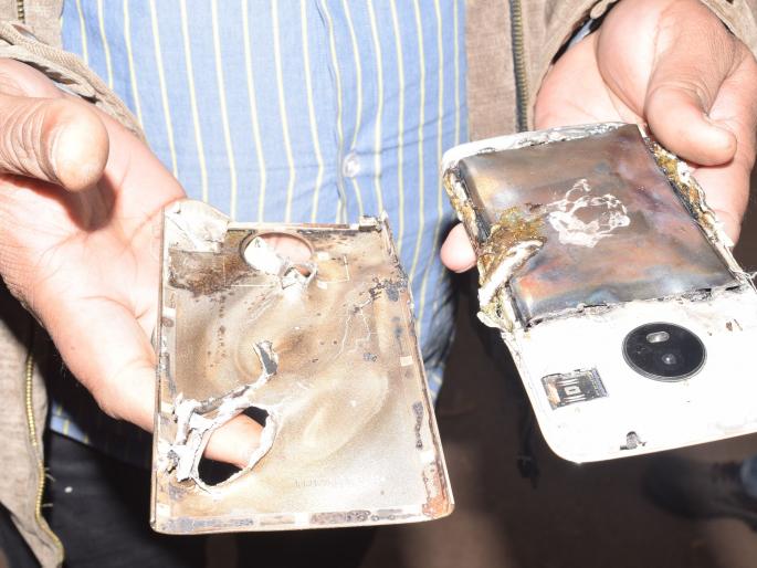 Mobile battery pocket explosion; Young injured, CPR squad type | मोबाईल बॅटरीचा खिशात स्फोट; तरुण जखमी, सीपीआर चौकातील प्रकार Mobile battery pocket explosion; Young injured, CPR squad type | मोबाईल बॅटरीचा खिशात स्फोट; तरुण जखमी, सीपीआर चौकातील प्रकार