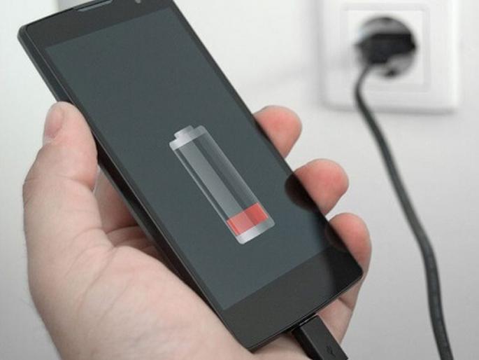 avoid mobile phone charging at public places odisha police warning  | सावधान! तुम्हीही असा मोबाईल चार्ज करताय? होईल मोठे नुकसान, पोलिसांकडून अलर्ट जारी avoid mobile phone charging at public places odisha police warning  | सावधान! तुम्हीही असा मोबाईल चार्ज करताय? होईल मोठे नुकसान, पोलिसांकडून अलर्ट जारी