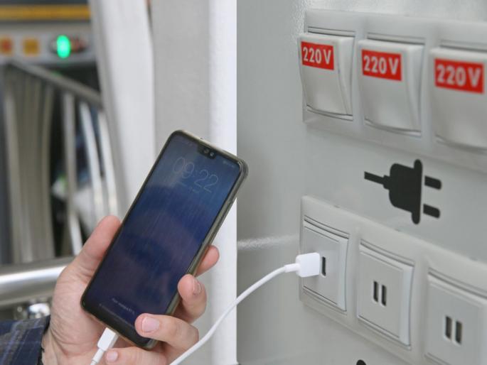 A child was shocked by a mobile phone charger; This accident can happen to you too! Avoid these mistakes in advance | मोबाईलच्या चार्जरमुळे मुलाला लागला शॉक; तुमच्यासोबतही घडू शकते दुर्घटना! 'या' चुका आधीच टाळा
