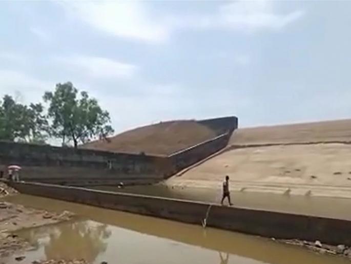 The officer's mobile phone fell in the water, the entire lake was emptied to find it, 21 lakh liters of water was wasted | अधिकाऱ्याचा मोबाईल पाण्यात पडला, शोधण्यासाठी अख्खा तलाव रिकामा केला, २१ लाख लिटर पाणी वाया The officer's mobile phone fell in the water, the entire lake was emptied to find it, 21 lakh liters of water was wasted | अधिकाऱ्याचा मोबाईल पाण्यात पडला, शोधण्यासाठी अख्खा तलाव रिकामा केला, २१ लाख लिटर पाणी वाया