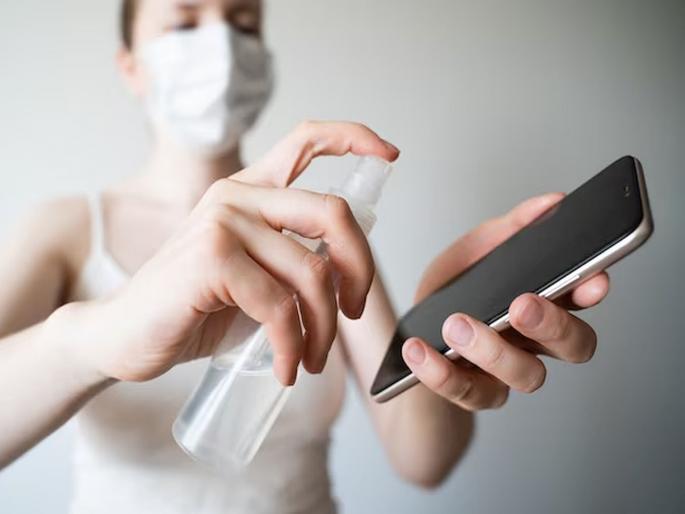 If you clean your mobile phone, laptop with millions of bacteria with sanitizer...; You do this even after Corona... | करोडो बॅक्टेरिया असलेला मोबाईल, लॅपटॉप सॅनिटायझरने साफ केला तर...; कोरोनानंतरही तुम्ही असे करता... If you clean your mobile phone, laptop with millions of bacteria with sanitizer...; You do this even after Corona... | करोडो बॅक्टेरिया असलेला मोबाईल, लॅपटॉप सॅनिटायझरने साफ केला तर...; कोरोनानंतरही तुम्ही असे करता...