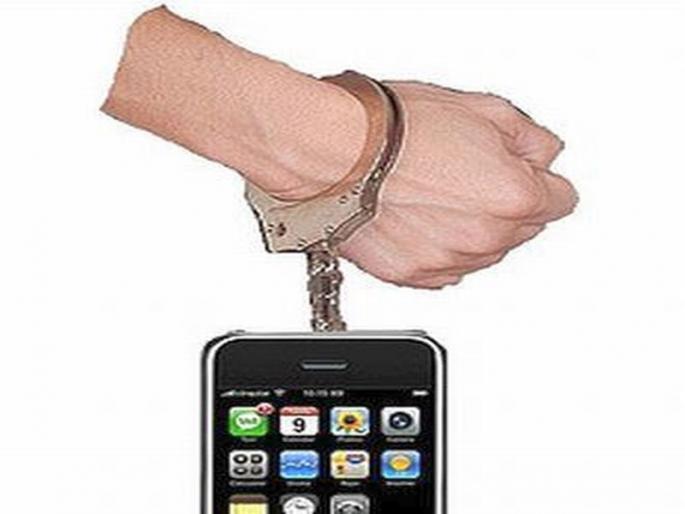 Mobile trio seized; | मोबाइल हिसकावून पळ काढणारे त्रिकूट ताब्यात;१३ मोबाइल जप्त Mobile trio seized; | मोबाइल हिसकावून पळ काढणारे त्रिकूट ताब्यात;१३ मोबाइल जप्त