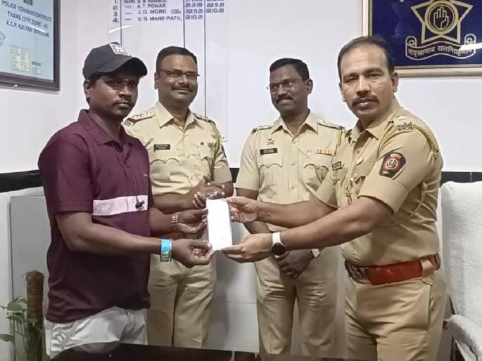 Kalyan police returned the missing mobile phones of the citizens | नागरिकांचे गहाळ झालेले मोबाईल कल्याण पोलिसांनी केले परत Kalyan police returned the missing mobile phones of the citizens | नागरिकांचे गहाळ झालेले मोबाईल कल्याण पोलिसांनी केले परत