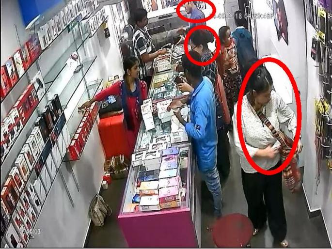 Police arrested the gang stolen in a mobile shop in 36 hours | मोबाइल दुकानात चोरी करणाऱ्या गँगला ३६ तासांत पोलिसांनी केली अटक Police arrested the gang stolen in a mobile shop in 36 hours | मोबाइल दुकानात चोरी करणाऱ्या गँगला ३६ तासांत पोलिसांनी केली अटक