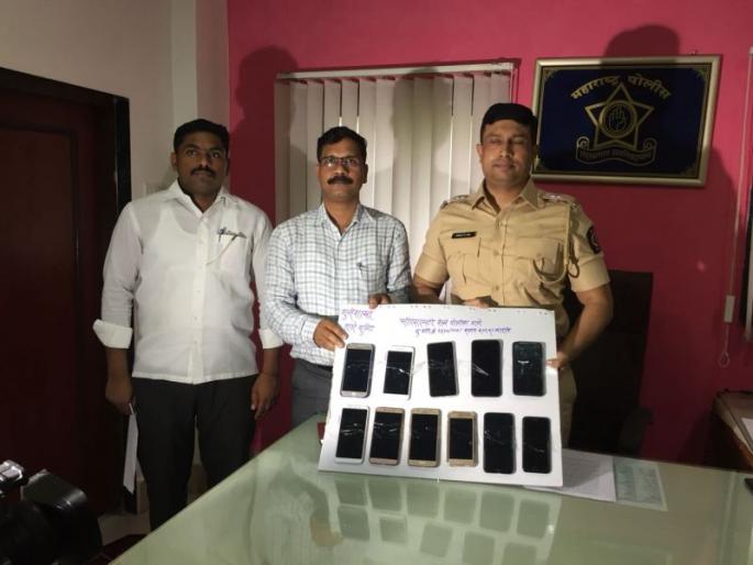 mobile robbery for elder parents | वृद्ध आई वडिलांच्या उदरनिर्वाहासाठी लोकलमध्ये करायचे मोबाईल चोरी mobile robbery for elder parents | वृद्ध आई वडिलांच्या उदरनिर्वाहासाठी लोकलमध्ये करायचे मोबाईल चोरी