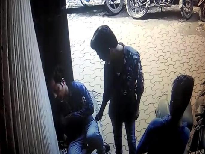 Robber arrested who has stolen 50 mobiles | हातचलाखीने ५० मोबाईल चोरणारा अट्टल चोरटा गजाआड