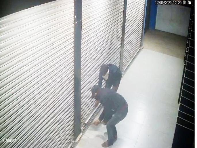 160 mobile phones worth Rs 40 lakhs, including iPhones and Samsungs, were looted after shutters were lifted in Chhatrapati Sambhaji Nagar | छत्रपती संभाजीनगरात शटर उचकटून आयफोन, सॅमसंगसह ४० लाखांचे १६० मोबाइल लंपास 160 mobile phones worth Rs 40 lakhs, including iPhones and Samsungs, were looted after shutters were lifted in Chhatrapati Sambhaji Nagar | छत्रपती संभाजीनगरात शटर उचकटून आयफोन, सॅमसंगसह ४० लाखांचे १६० मोबाइल लंपास