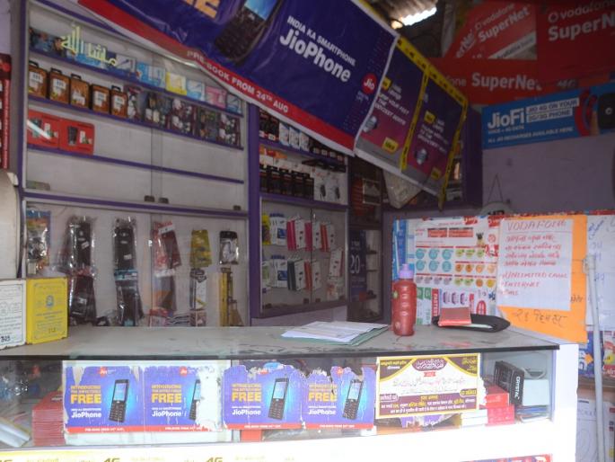 Mobile shop looted under town hall flyover in Aurangabad | औरंगाबादमध्ये टाऊन हॉल उड्डाणपुलाखालील मोबाईल शॉपी चोरट्यांनी फोडली Mobile shop looted under town hall flyover in Aurangabad | औरंगाबादमध्ये टाऊन हॉल उड्डाणपुलाखालील मोबाईल शॉपी चोरट्यांनी फोडली