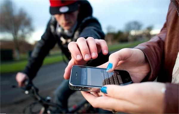 In Nagpur, a young woman's mobile phone was snatched | नागपुरात तरुणीला मारून मोबाईल हिसकावून नेला In Nagpur, a young woman's mobile phone was snatched | नागपुरात तरुणीला मारून मोबाईल हिसकावून नेला