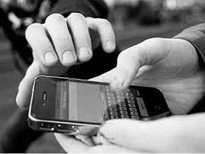 Snatch the mobile in hand and strike with a sharp weapon; Isma dies in burglary | हातातील मोबाईल हिसकावून धारदार शस्त्राने वार; चोरट्याच्या हल्ल्यात इसमाचा मृत्यू Snatch the mobile in hand and strike with a sharp weapon; Isma dies in burglary | हातातील मोबाईल हिसकावून धारदार शस्त्राने वार; चोरट्याच्या हल्ल्यात इसमाचा मृत्यू