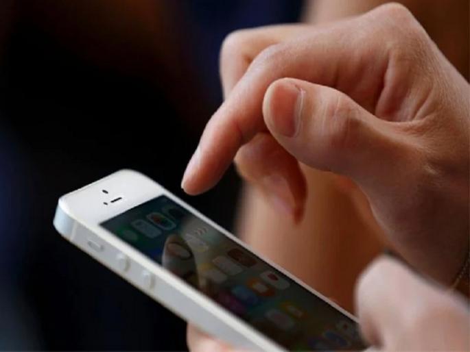 after the teasing mobile phone of woman police was stolen | छेड काढल्यानंतर पोलिसांना फोन करणाऱ्या तरुणीचा मोबाईल पळवला