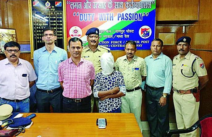 Two mobile theaft arrested at Nagpur railway station | नागपूर रेल्वेस्थानकावर दोन मोबाईल चोरट्यांना अटक Two mobile theaft arrested at Nagpur railway station | नागपूर रेल्वेस्थानकावर दोन मोबाईल चोरट्यांना अटक