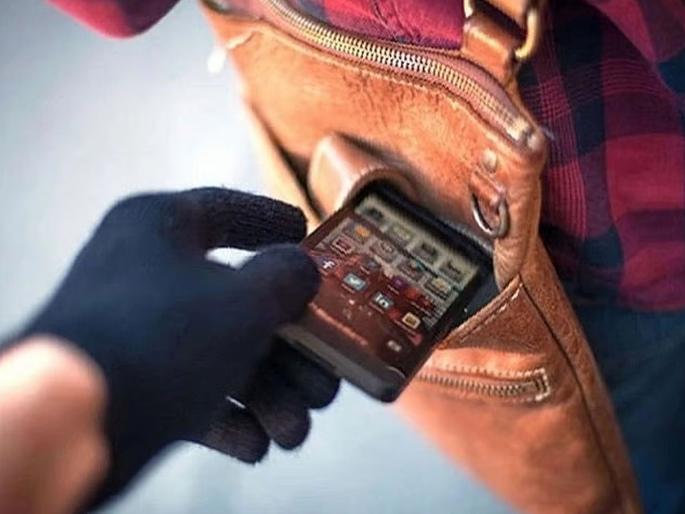 Arrested after 13 years, accused of forcibly stealing rickshaw driver's mobile arrested | १३ वर्षांनी अटक, रिक्षा चालकाच्या माेबाईलची जबरी चाेरी करणारा आराेपी जेरबंद Arrested after 13 years, accused of forcibly stealing rickshaw driver's mobile arrested | १३ वर्षांनी अटक, रिक्षा चालकाच्या माेबाईलची जबरी चाेरी करणारा आराेपी जेरबंद