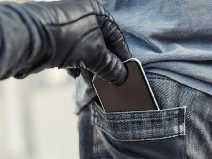 Uttar Pradesh Crime News: Yogi gave a smartphone to a student at a job fair, thieves took it away as soon as he came out | योगींनी रोजगार मेळाव्यात विद्यार्थ्याला स्मार्टफोन दिला, बाहेर पडताच चोरट्यांनी पळवून नेला Uttar Pradesh Crime News: Yogi gave a smartphone to a student at a job fair, thieves took it away as soon as he came out | योगींनी रोजगार मेळाव्यात विद्यार्थ्याला स्मार्टफोन दिला, बाहेर पडताच चोरट्यांनी पळवून नेला