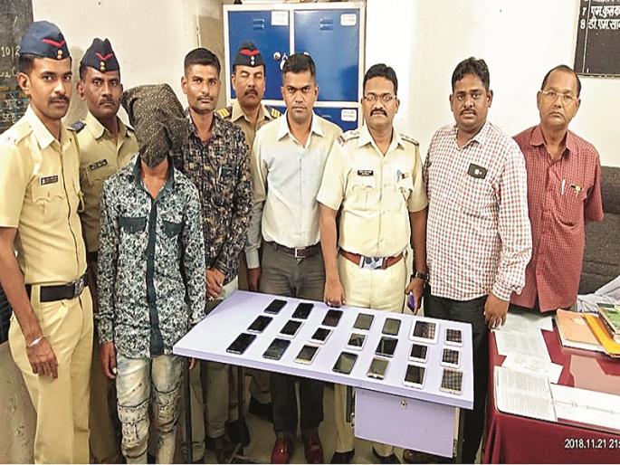 165 stolen mobile phones returned by stolen citizens; Performance of the Ambarnath Police | चोरीला गेलेले 165 मोबाईल नागरिकांनी केले परत; अंबरनाथ पोलिसांची कामगिरी 165 stolen mobile phones returned by stolen citizens; Performance of the Ambarnath Police | चोरीला गेलेले 165 मोबाईल नागरिकांनी केले परत; अंबरनाथ पोलिसांची कामगिरी
