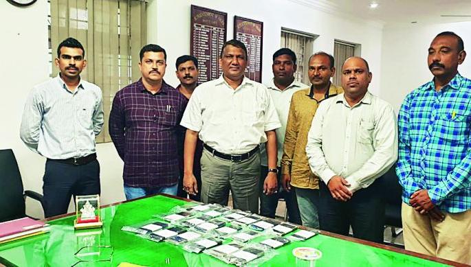 Mobile runaway gang arrested at Nagpur railway station | नागपूर रेल्वे स्थानकावरून मोबाईल पळविणाऱ्या टोळीला अटक