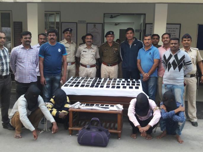 Accused arrested by Panvel police | पनवेल पोलिसांकडून ६३ मोबाइलसह आरोपी जेरबंद Accused arrested by Panvel police | पनवेल पोलिसांकडून ६३ मोबाइलसह आरोपी जेरबंद
