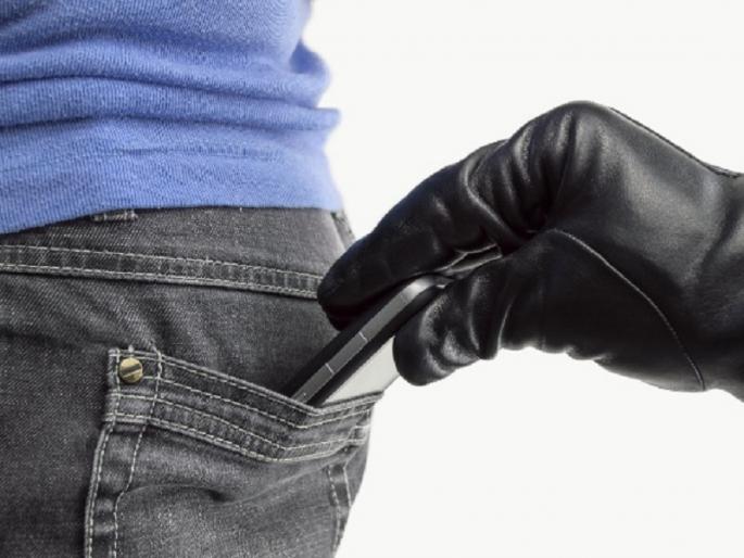 Woman steals 35 mobiles worth 17 lakhs with accomplice; Steal from house through open door | महिलेने साथीदारासह चोरले १७ लाखांचे ३५ मोबाइल; उघड्या दरवाजावाटे घरातून करायचे चोरी Woman steals 35 mobiles worth 17 lakhs with accomplice; Steal from house through open door | महिलेने साथीदारासह चोरले १७ लाखांचे ३५ मोबाइल; उघड्या दरवाजावाटे घरातून करायचे चोरी