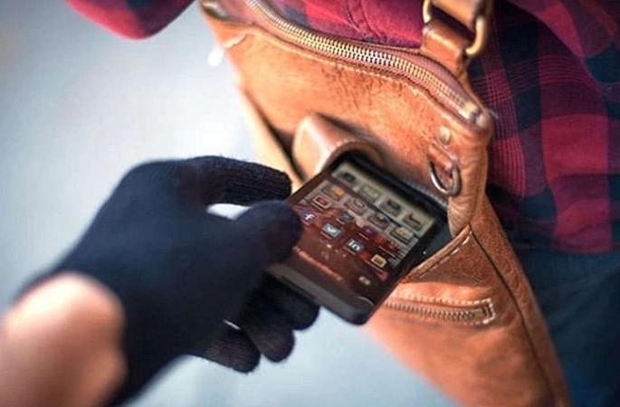 402 mobile lamps in two years | दोन वर्षांत 402 मोबाइल लंपास; नवी मुंबई, पनवेलमध्ये तक्रारी दाखल 402 mobile lamps in two years | दोन वर्षांत 402 मोबाइल लंपास; नवी मुंबई, पनवेलमध्ये तक्रारी दाखल