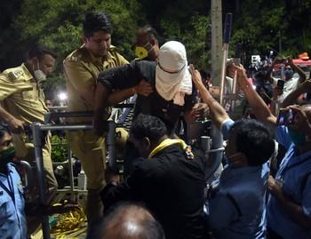 Blade in hand, noose around neck, 'it' on the tower for four hours ... | हातात ब्लेड, गळ्याला फास, टॉवरवरचे ‘ते’ चार तास... Blade in hand, noose around neck, 'it' on the tower for four hours ... | हातात ब्लेड, गळ्याला फास, टॉवरवरचे ‘ते’ चार तास...