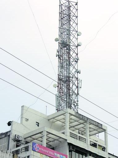 Mobile towers in Nagpur owe Rs 8.63 crore to companies | नागपुरातील मोबाईल टॉवर्सची कंपन्याकडे ८.६३ कोटींची थकबाकी Mobile towers in Nagpur owe Rs 8.63 crore to companies | नागपुरातील मोबाईल टॉवर्सची कंपन्याकडे ८.६३ कोटींची थकबाकी