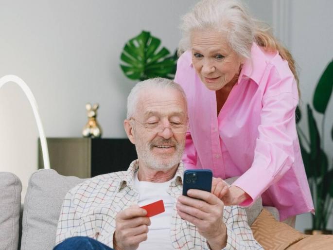 Editorial articles What will we do about our grandparents' screen 'addictions'? | आजी-आजोबांच्या ‘स्क्रीन’च्या ‘व्यसनां’चं काय करणार? Editorial articles What will we do about our grandparents' screen 'addictions'? | आजी-आजोबांच्या ‘स्क्रीन’च्या ‘व्यसनां’चं काय करणार?