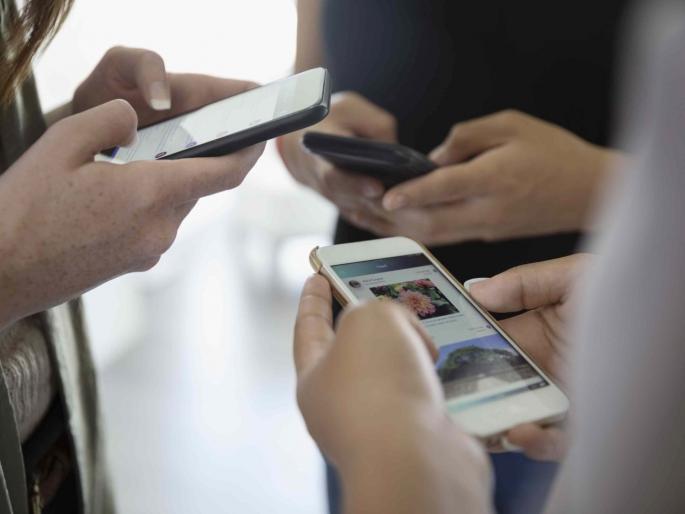 Telecom Tariff Plans May Get Price Hike Twice In Next 12 To 18 Months Says Experts | मोबाईलचे रिचार्ज 'इतके' महागणार?; कंपन्या नुकसान भरून काढण्याच्या तयारीत Telecom Tariff Plans May Get Price Hike Twice In Next 12 To 18 Months Says Experts | मोबाईलचे रिचार्ज 'इतके' महागणार?; कंपन्या नुकसान भरून काढण्याच्या तयारीत