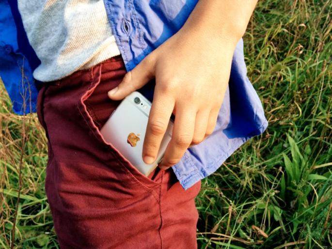 addiction of technology Mobile Vibrating... Be alert at the time! | मोबाईल व्हायब्रेट झाल्याचा सारखा भास होतोय... वेळीच सावध व्हा! addiction of technology Mobile Vibrating... Be alert at the time! | मोबाईल व्हायब्रेट झाल्याचा सारखा भास होतोय... वेळीच सावध व्हा!