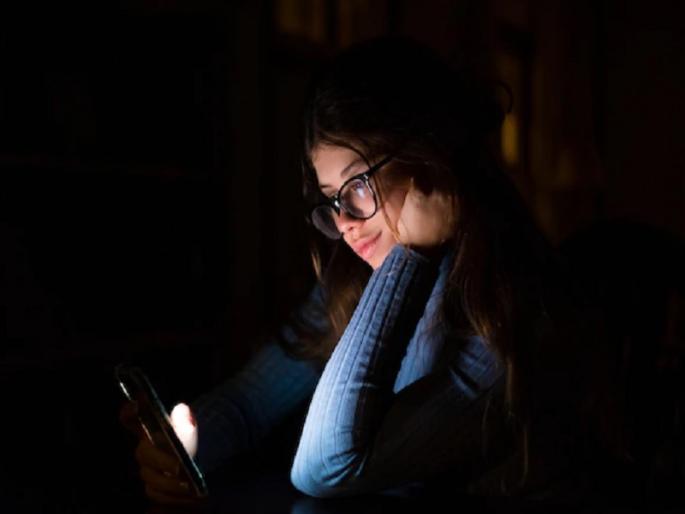 Beware! If you look at the mobile in the dark, you will be blindfolded | सावधान! अंधारात मोबाइल पाहाल तर डोळे घालवून बसाल Beware! If you look at the mobile in the dark, you will be blindfolded | सावधान! अंधारात मोबाइल पाहाल तर डोळे घालवून बसाल