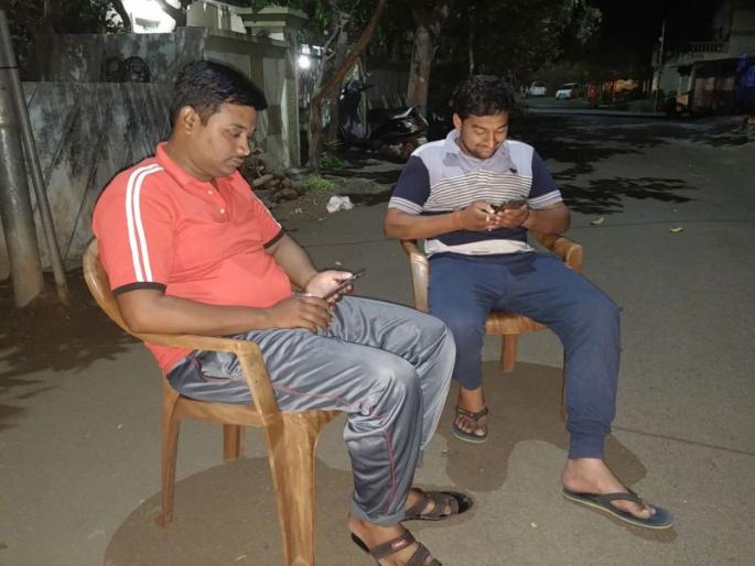 As for yourself, 'Jammer': meeting for the 'network' in the courtyard of the Digipinnagar residents | जणू आपोआप ‘जॅमर’ : ‘नेटवर्क ’साठी डिजीपीनगरवासीयांची अंगणात बैठक As for yourself, 'Jammer': meeting for the 'network' in the courtyard of the Digipinnagar residents | जणू आपोआप ‘जॅमर’ : ‘नेटवर्क ’साठी डिजीपीनगरवासीयांची अंगणात बैठक