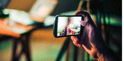 Be careful, selfie, keep imagining while shooting | सावधान, सेल्फी, चित्रीकरण करताना ठेवा भान Be careful, selfie, keep imagining while shooting | सावधान, सेल्फी, चित्रीकरण करताना ठेवा भान