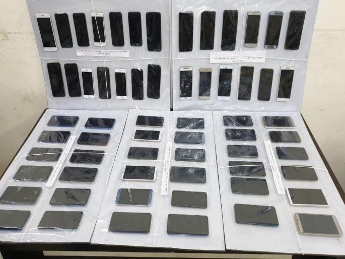 Mobile phones of 11 lakh were seized by police | 11 लाखांचे ६३ मोबाईल पोलिसांनी केले हस्तगत Mobile phones of 11 lakh were seized by police | 11 लाखांचे ६३ मोबाईल पोलिसांनी केले हस्तगत