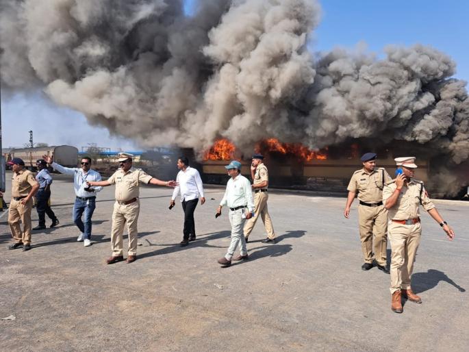 Train caught fire, but it was a mock drill; Passengers' confused at Hingoli railway station | बोगीला आग लागली, पण मॉक ड्रील होती; हिंगोली रेल्वेस्थानकावर प्रवाशांचा जीव भांड्यात पडला Train caught fire, but it was a mock drill; Passengers' confused at Hingoli railway station | बोगीला आग लागली, पण मॉक ड्रील होती; हिंगोली रेल्वेस्थानकावर प्रवाशांचा जीव भांड्यात पडला