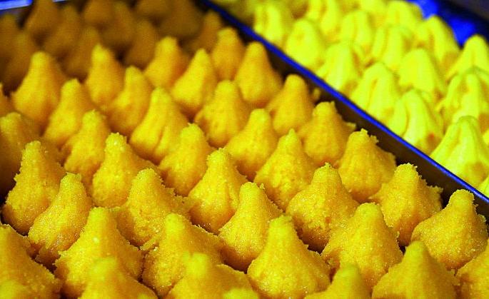 Various modak of indulgence to Shri Gangesha: Sales of two and a half thousand kg of Modakas every day | श्रीगणेशाला नानाविध मोदकांचा भोग : दररोज अडीच हजार किलो मोदकांची विक्री