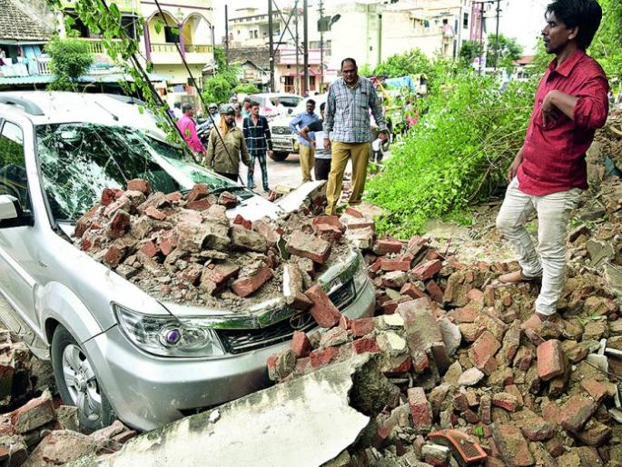 The dilapidated wall of the model mill in Nagpur collapsed | नागपुरात मॉडल मीलची जीर्ण भिंत कोसळली The dilapidated wall of the model mill in Nagpur collapsed | नागपुरात मॉडल मीलची जीर्ण भिंत कोसळली