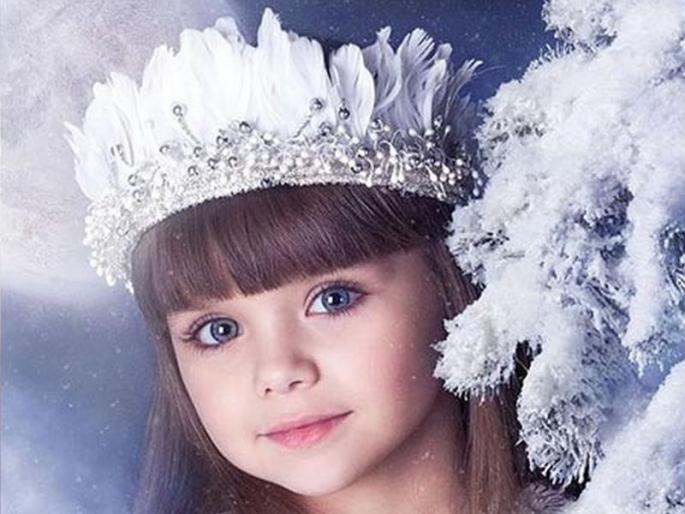 The blue-eyed anastasia coneziva is the most beautiful small model in the world from rasia | निळ्या डोळ्यांची ही चिमुकली ठरतेय जगातील सगळ्यात सुंदर लहान मॉडेल The blue-eyed anastasia coneziva is the most beautiful small model in the world from rasia | निळ्या डोळ्यांची ही चिमुकली ठरतेय जगातील सगळ्यात सुंदर लहान मॉडेल