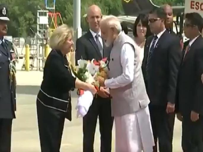 Howdy Modi: PM Narendra Modi Picked Up Flower Falling Down During The Reception | Howdy Modi: ...आणि नरेंद्र मोदींनी उचलले स्वागतादरम्यान खाली पडलेले फूल Howdy Modi: PM Narendra Modi Picked Up Flower Falling Down During The Reception | Howdy Modi: ...आणि नरेंद्र मोदींनी उचलले स्वागतादरम्यान खाली पडलेले फूल