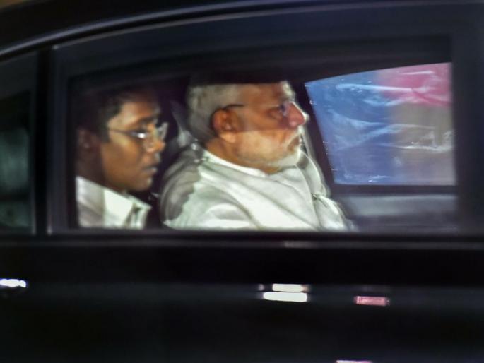 without security and by breaching protocols pm narendra modi meets former-pm atal bihari vajpayee in aiims | ना सुरक्षा, ना सूचना... वाजपेयींना पाहण्यासाठी मोदी गुपचूप एम्समध्ये गेले अन् सगळेच अवाक् झाले! without security and by breaching protocols pm narendra modi meets former-pm atal bihari vajpayee in aiims | ना सुरक्षा, ना सूचना... वाजपेयींना पाहण्यासाठी मोदी गुपचूप एम्समध्ये गेले अन् सगळेच अवाक् झाले!
