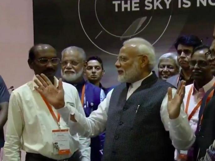 pm Modi coming to watch Chandrayaan 2 landing was bad omen for Isro says HD Kumaraswamy | Chandrayaan 2: कर्नाटकचे माजी मुख्यमंत्री म्हणतात, पीएम मोदींची भेट इस्रोसाठी अशुभ pm Modi coming to watch Chandrayaan 2 landing was bad omen for Isro says HD Kumaraswamy | Chandrayaan 2: कर्नाटकचे माजी मुख्यमंत्री म्हणतात, पीएम मोदींची भेट इस्रोसाठी अशुभ