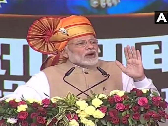 pm narendra modi handover keys to pradhan mantri awas yojana beneficiaries in shirdi kicks start mission 2019 | PM Modi in Shirdi: 'घर की बात' करत साईंच्या शिर्डीत मोदींनी फोडला 'मिशन २०१९'चा नारळ pm narendra modi handover keys to pradhan mantri awas yojana beneficiaries in shirdi kicks start mission 2019 | PM Modi in Shirdi: 'घर की बात' करत साईंच्या शिर्डीत मोदींनी फोडला 'मिशन २०१९'चा नारळ