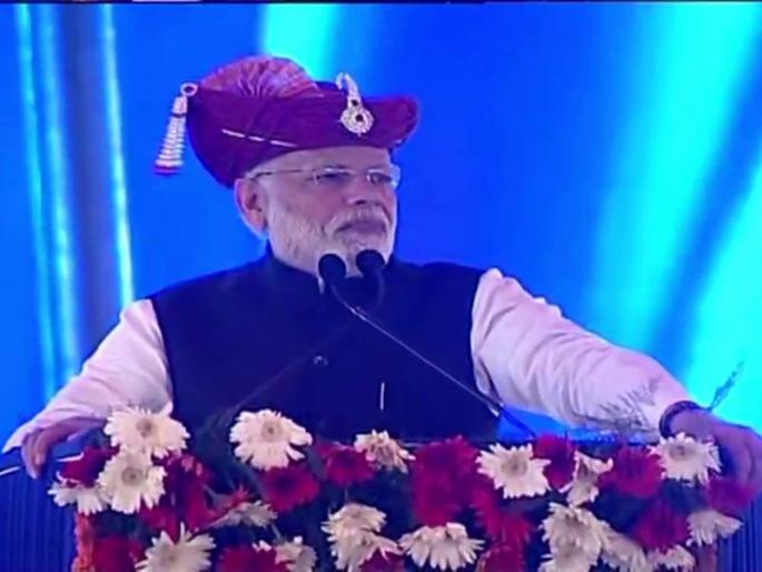 pm narendra modi slams Mahagathbandhan and congress in silvassa | लोकशाहीचा गळा घोटणारे आज लोकशाही वाचवण्याची भाषा करताहेत- मोदी