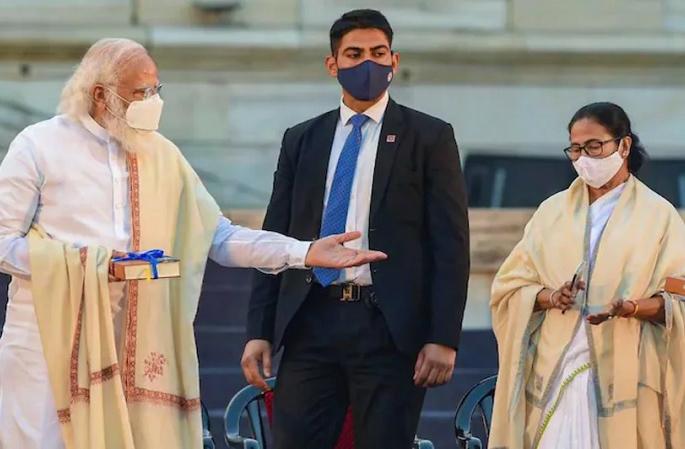 pm modi and governor dhankhar waited for 30 mins for bengal cm mamata banerjee to attend review meeting | नरेंद्र मोदी व राज्यपालांना ममता बॅनर्जींची अर्धा तास वाट पाहावी लागली, बैठकीत पोहोचल्या उशिरा