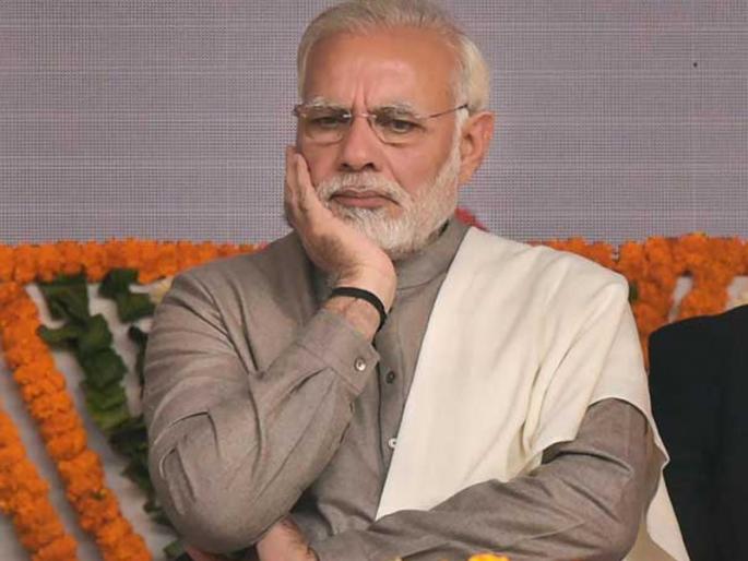 congress attacks modi government by showing old video | मोदींचा 'तो' व्हिडिओ दाखवून काँग्रेसनं 'डॉलर'वरून धरली सरकारची 'कॉलर' congress attacks modi government by showing old video | मोदींचा 'तो' व्हिडिओ दाखवून काँग्रेसनं 'डॉलर'वरून धरली सरकारची 'कॉलर'