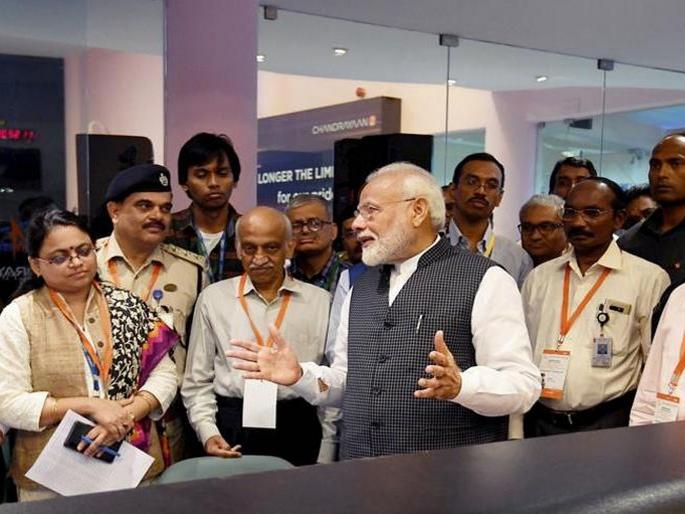 Modi government cuts increments of isro scientists | मोदी सरकारकडून इस्रोतील शास्त्रज्ञांच्या पगारवाढीला कात्री Modi government cuts increments of isro scientists | मोदी सरकारकडून इस्रोतील शास्त्रज्ञांच्या पगारवाढीला कात्री