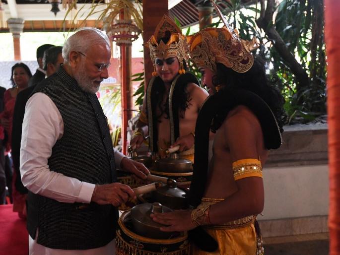 g20 summit pm narendra modi play drum in program | इंडोनेशियात नरेंद्र मोदींनी भारतीयांसोबत वाजवला ढोल, पाहा व्हिडिओ g20 summit pm narendra modi play drum in program | इंडोनेशियात नरेंद्र मोदींनी भारतीयांसोबत वाजवला ढोल, पाहा व्हिडिओ