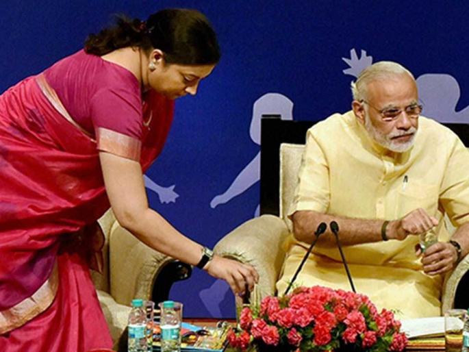 smriti irani kept pm narendra modi in dark on fake news issue | स्मृती इराणींवर पंतप्रधान मोदी नाराज; अंधारात ठेवून घेतला होता 'फेक न्यूज'बद्दलचा निर्णय smriti irani kept pm narendra modi in dark on fake news issue | स्मृती इराणींवर पंतप्रधान मोदी नाराज; अंधारात ठेवून घेतला होता 'फेक न्यूज'बद्दलचा निर्णय