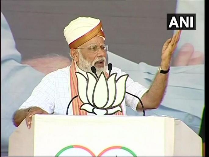 Congress leaders find bundles of notes - Narendra Modi | काँग्रेसच्या नेत्यांकडे नोटांचे बंडल सापडत आहेत - नरेंद्र मोदी Congress leaders find bundles of notes - Narendra Modi | काँग्रेसच्या नेत्यांकडे नोटांचे बंडल सापडत आहेत - नरेंद्र मोदी