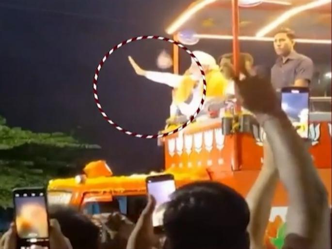 Karnataka Mobile phone thrown at Prime Minister Modi s vehicle in Mysore during rally police told the truth | कर्नाटक : म्हैसूरमध्ये रॅलीदरम्यान पंतप्रधान मोदींच्या वाहनाकडे फेकला मोबाईल, पोलिसांनी सांगितलं सत्य Karnataka Mobile phone thrown at Prime Minister Modi s vehicle in Mysore during rally police told the truth | कर्नाटक : म्हैसूरमध्ये रॅलीदरम्यान पंतप्रधान मोदींच्या वाहनाकडे फेकला मोबाईल, पोलिसांनी सांगितलं सत्य