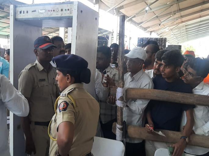Strict security for Prime Minister Narendra Modi's ralley in Nashik! Pens, keys and coins are prohibited | पंतप्रधान नरेंद्र मोदी यांच्या सभेला कडेकोट बंदोबस्त! पेन, किल्ल्या आणि चिल्लर ही नेण्यास मनाई Strict security for Prime Minister Narendra Modi's ralley in Nashik! Pens, keys and coins are prohibited | पंतप्रधान नरेंद्र मोदी यांच्या सभेला कडेकोट बंदोबस्त! पेन, किल्ल्या आणि चिल्लर ही नेण्यास मनाई